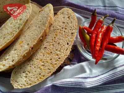 Chleb bezglutenowy z chilli i serem cheddar