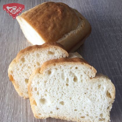 Glutenfreies, schnelles, helles Brot, in einer Form gebacken
