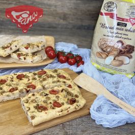 Bezglutenowy włoski chlebek focaccia Bezglutenowy włoski chlebek focaccia