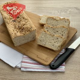 Bezlepkový rychlý tmavý chléb ve formě