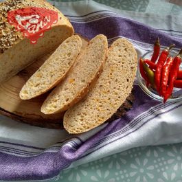 Bezlepkový chléb s chilli a čedarem Bezlepkový chléb s chilli a čedarem