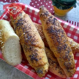 Glutenfreie Honigbrötchen mit Mohn und Sesam Glutenfreie Honigbrötchen mit Mohn und Sesam