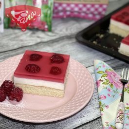 Gluten-free raspberry-cream dessert with gelatin Gluten-free raspberry-cream dessert with gelatin