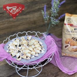 Gluten-free shortcakes with jam Gluten-free shortbread cookies