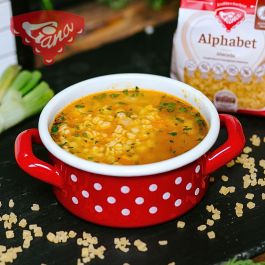 Gemüsesuppe mit glutenfreien Buchstaben Gemüsesuppe mit glutenfreien Buchstaben