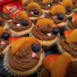 Gluténmentes cupcake csokikrémmel és gyümölccsel Gluténmentes cupcake csokikrémmel és gyümölccsel
