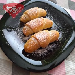 Bezlepkové a bezmléčné kváskové rohlíčky plněné čokoládou s marcipánem