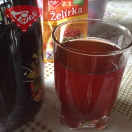 Hausgemachter dicker Erdbeersirup mit Želírka