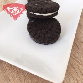 Gluten-free cocoa cookies with milk cream Gluten-free cocoa cookies with milk cream